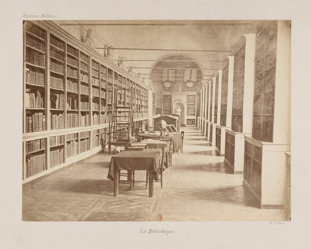 Bibliothèque vers 1870, photographie par Charles Cottrel